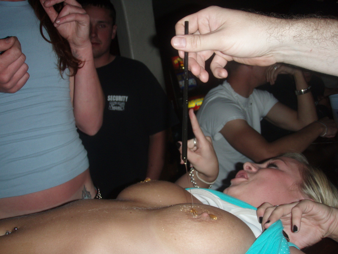 Пьяные девушки раздеваются на вечеринке фото