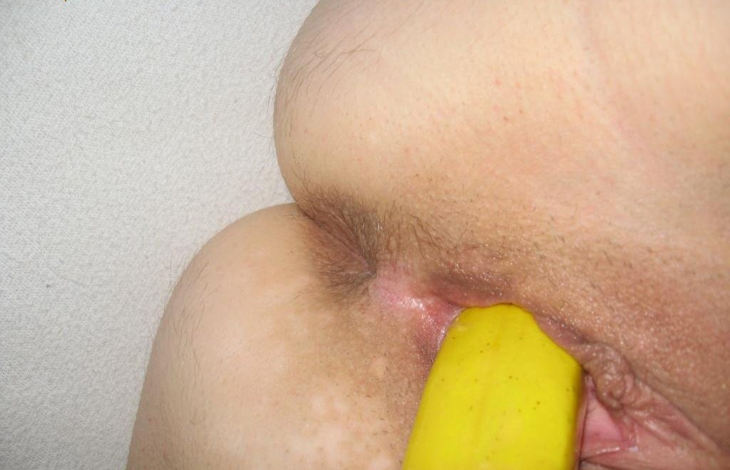 Ебет бананчиком свою писю фото