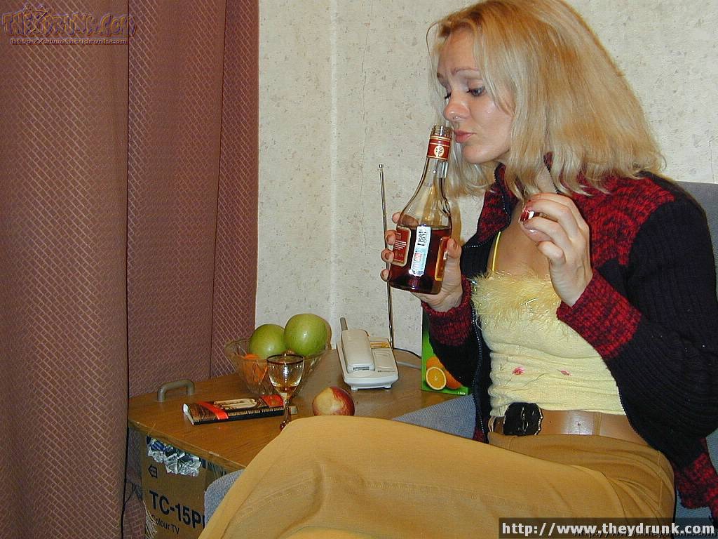 Пьяные вахтовики трахают замужнюю блондинку в коммуналке