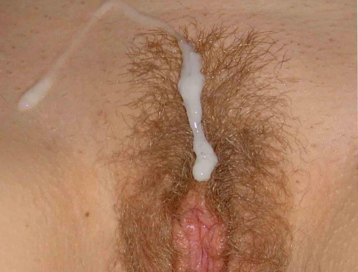 Волосатый лобок смазливой смуглой сучки залит спермой после секса