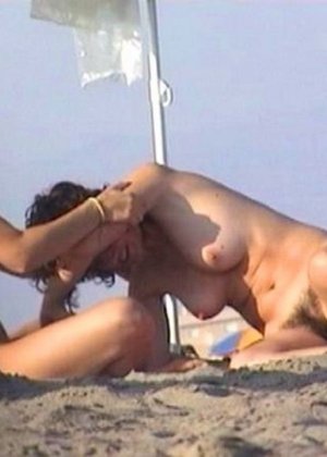 Нудисты готовы лежать на пляже голыми, выставлять свои задницы и горячие вагины на обзор