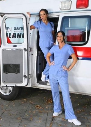 Две медсестры в машине скорой помощи ублажают зрелого мужика