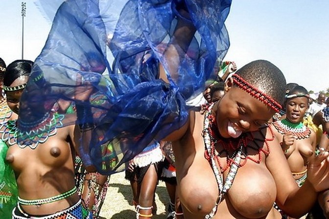 Голые африканки показывают груди.