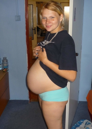 Голая беременная блондинка