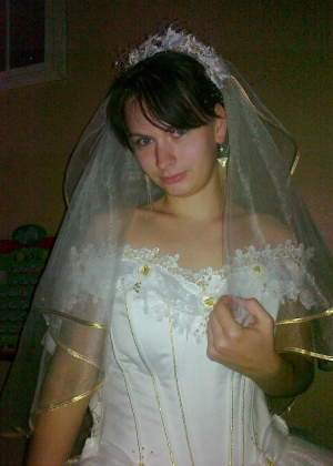 Реальной русской невесте наполнили рот спермой из двух хуев