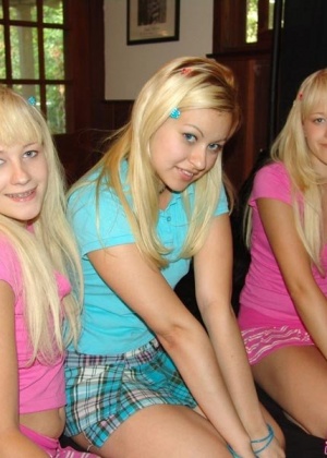 Три очаровательные блондинистые лесбиянки с мокренькими пизденками