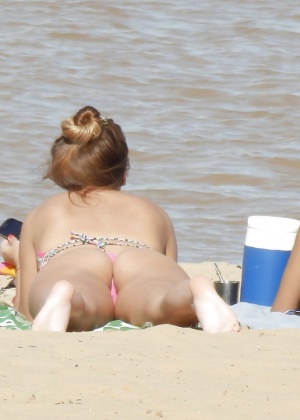 Телки в бикини на пляже в Аргентине
