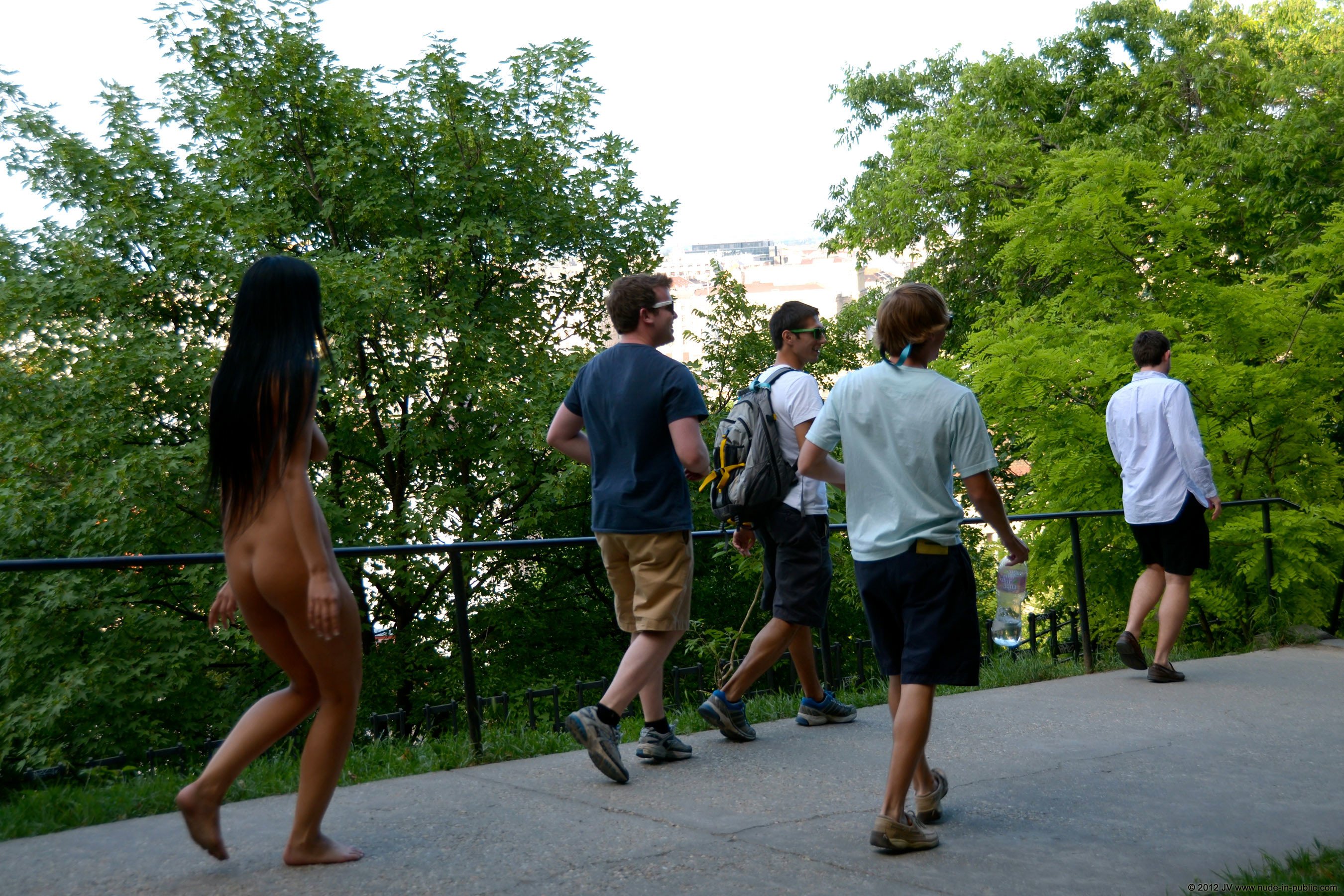 гулять с голым мужчиной и женщиной фото 85