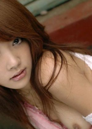 Молодая азиатка Mai Kitamura сняла трусики и показала пушистый лобок