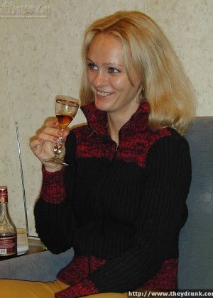 Русская женщина напилась и разделась