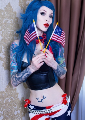 Синеволосая американская патриотка Razor Candi запихнула в пизду секс игрушку
