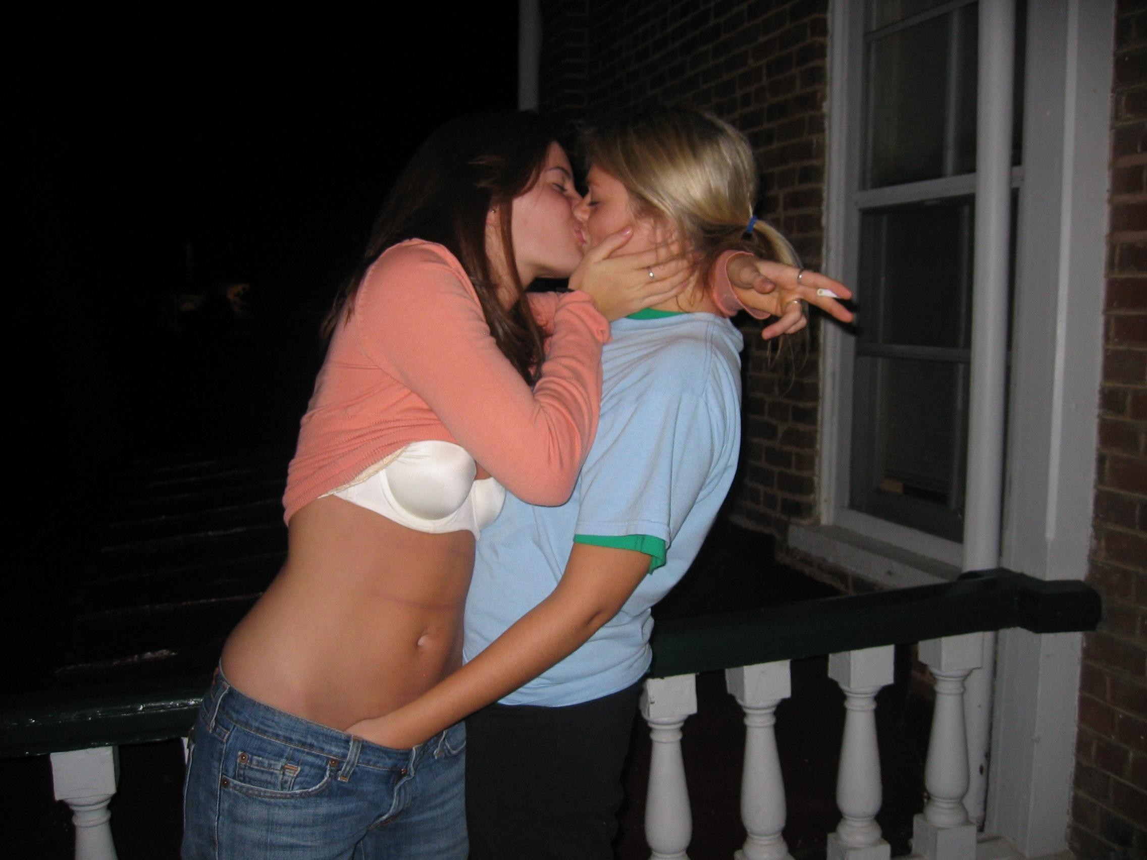 лесби целуются домашнее фото 88