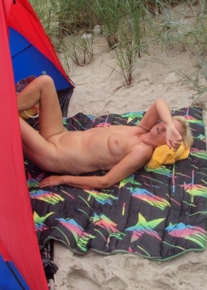 Пожилая блондинка спала в палатке голая